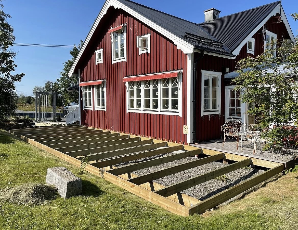 Rullstolsanpassad altan – tillbyggnad utförd av Aronsgård Bygg & Service